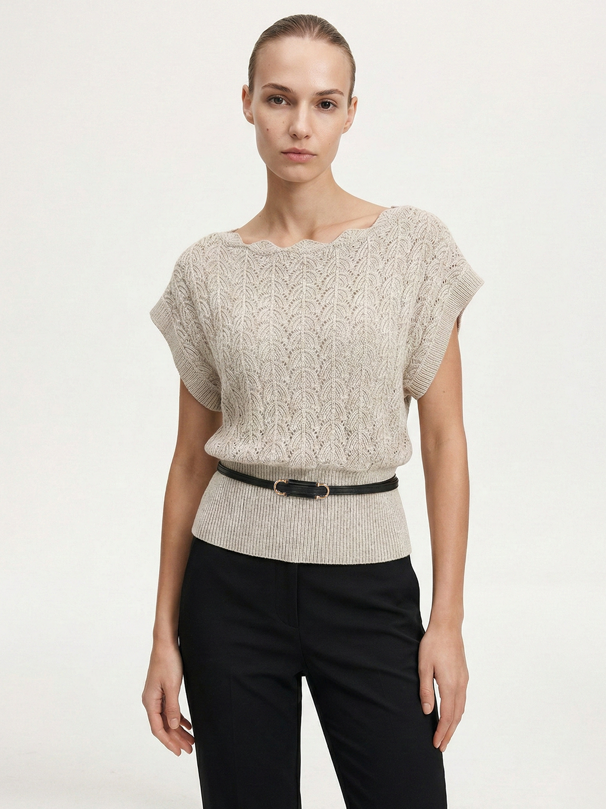 Strickoberteil mit Wellensaum und Gürtel