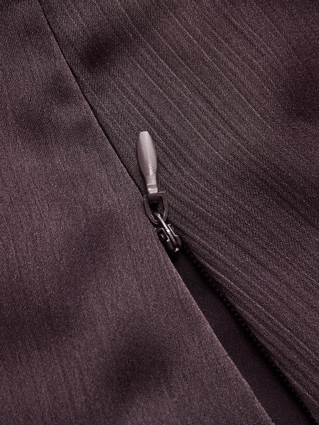 Ein-Schulter-Neckholder-Top mit figurbetonter Passform