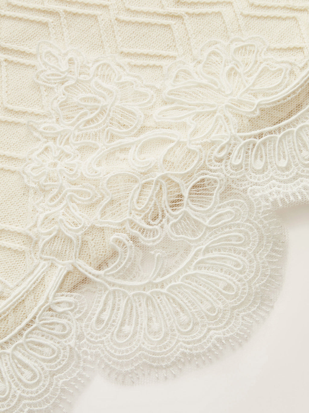 Mini-robe moulante sans manches texturée avec bordure en dentelle