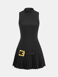 Ärmelloses hochgeschlossenes, plissiertes Kleid mit Schnalle