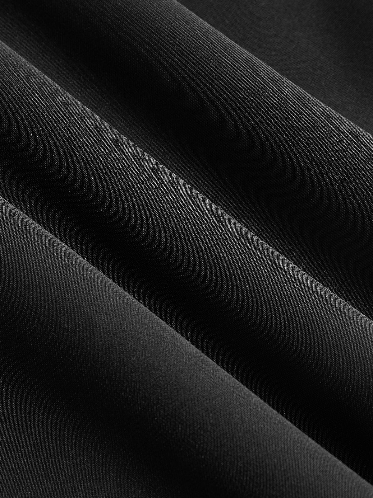 Ärmelloses hochgeschlossenes, plissiertes Kleid mit Schnalle
