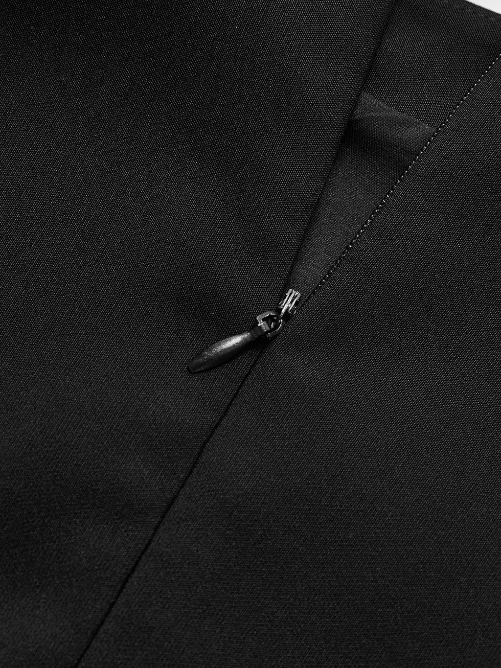 Ärmelloses hochgeschlossenes, plissiertes Kleid mit Schnalle