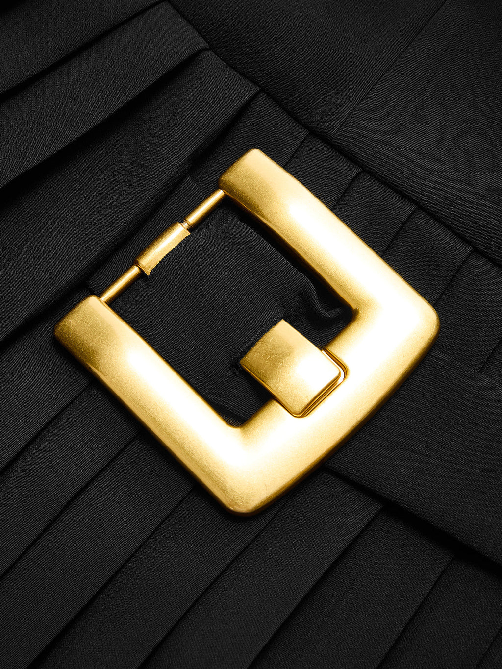 Ärmelloses hochgeschlossenes, plissiertes Kleid mit Schnalle