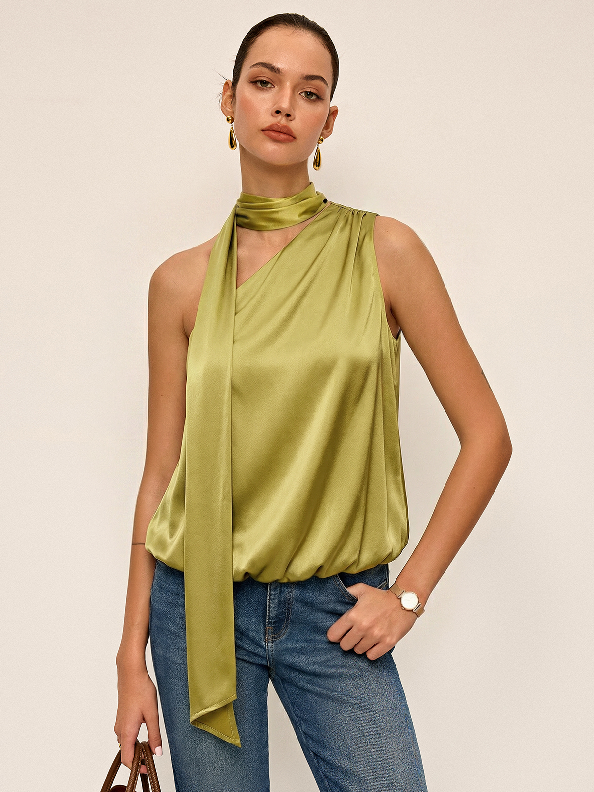 Satin-Top mit Schleifenkragen und One-Shoulder-Schnitt