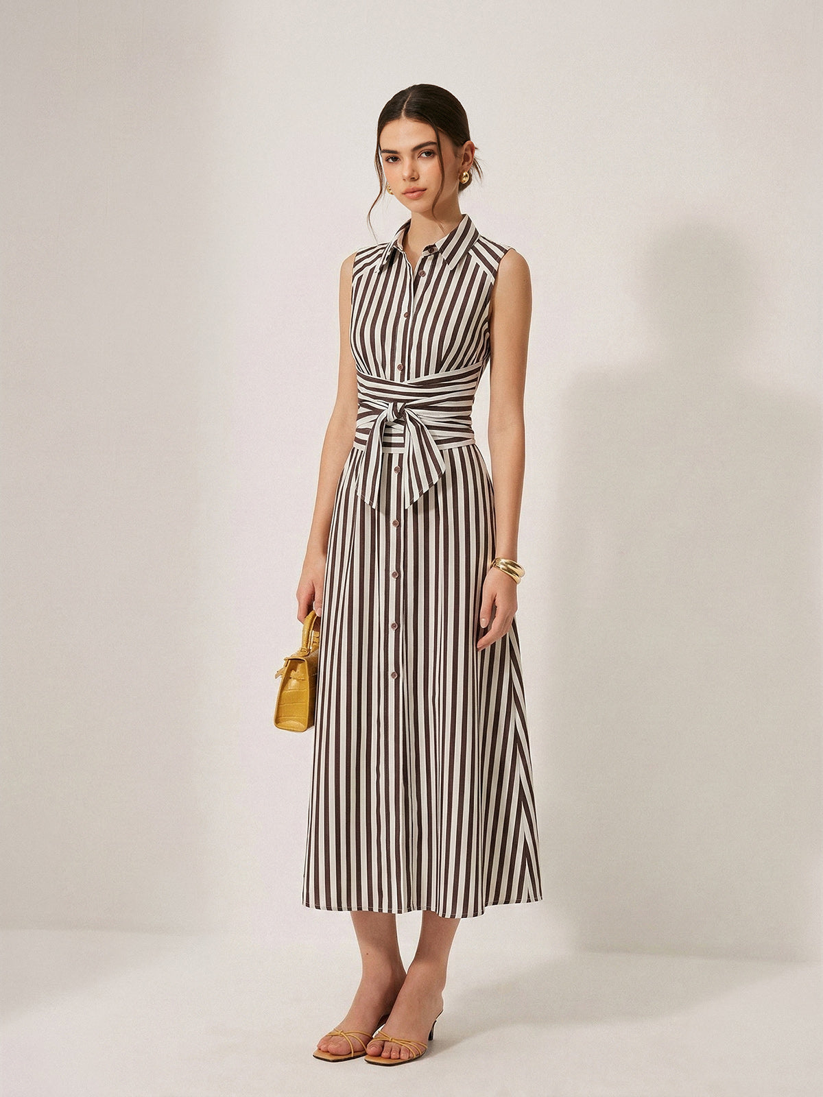 Robe longue sans manches rayée avec taille à nouer