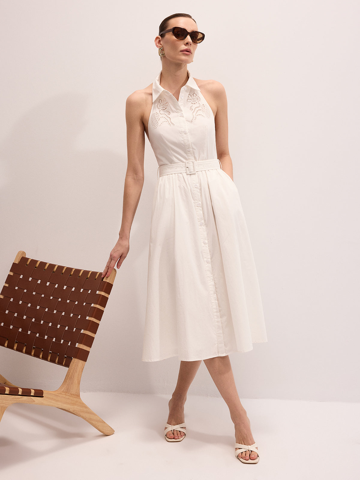 Baumwoll-Maxikleid mit gesticktem Gürtel und Neckholder