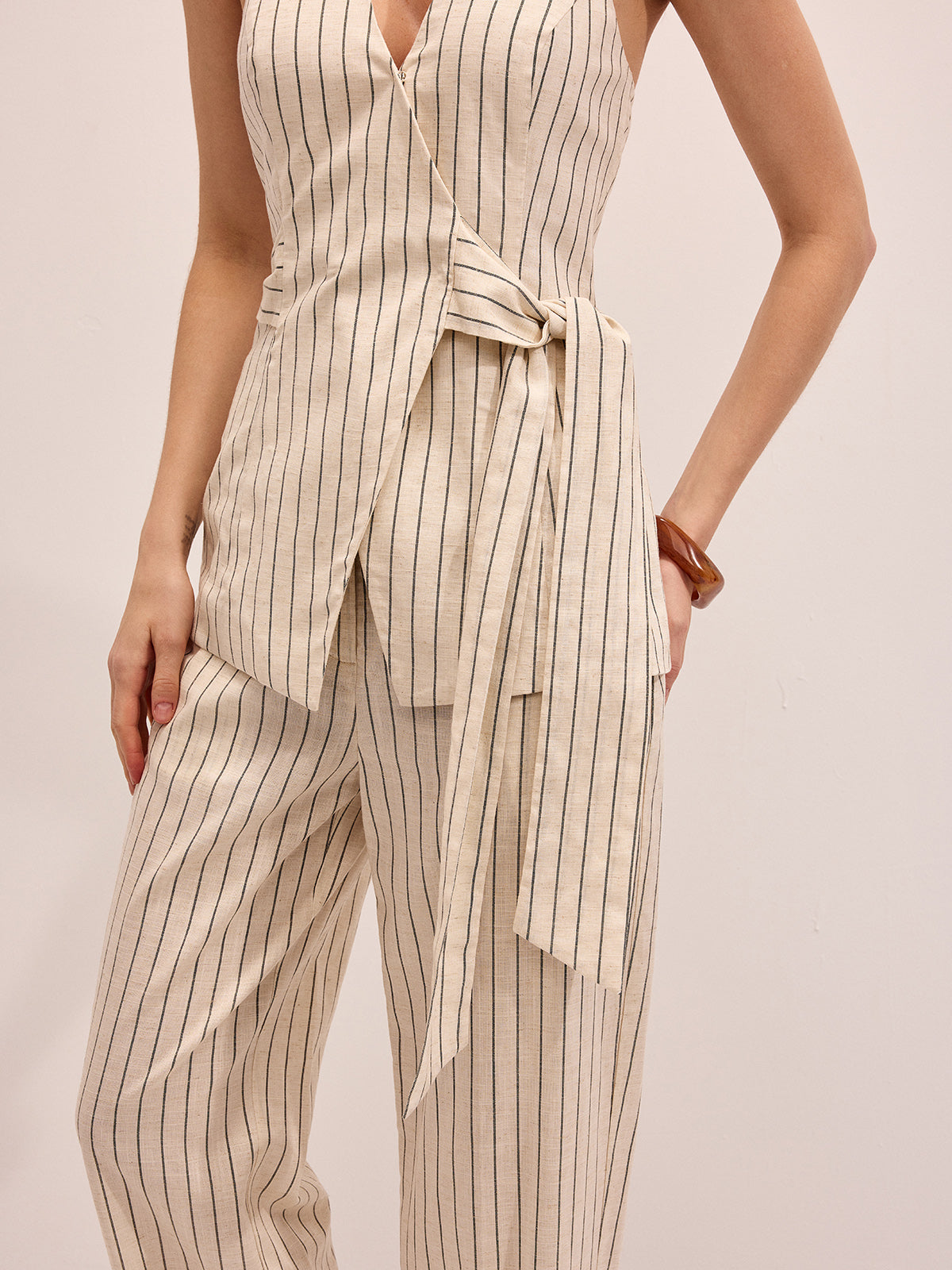 Ensemble gilet dos nu et pantalon en coton et lin rayé