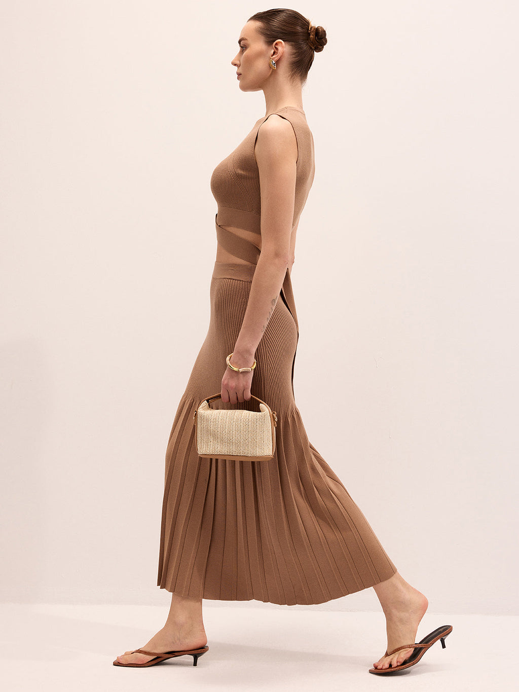Ensemble tricot découpé et jupe midi plissée