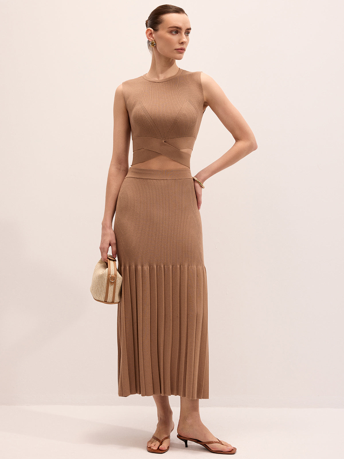 Ensemble tricot découpé et jupe midi plissée