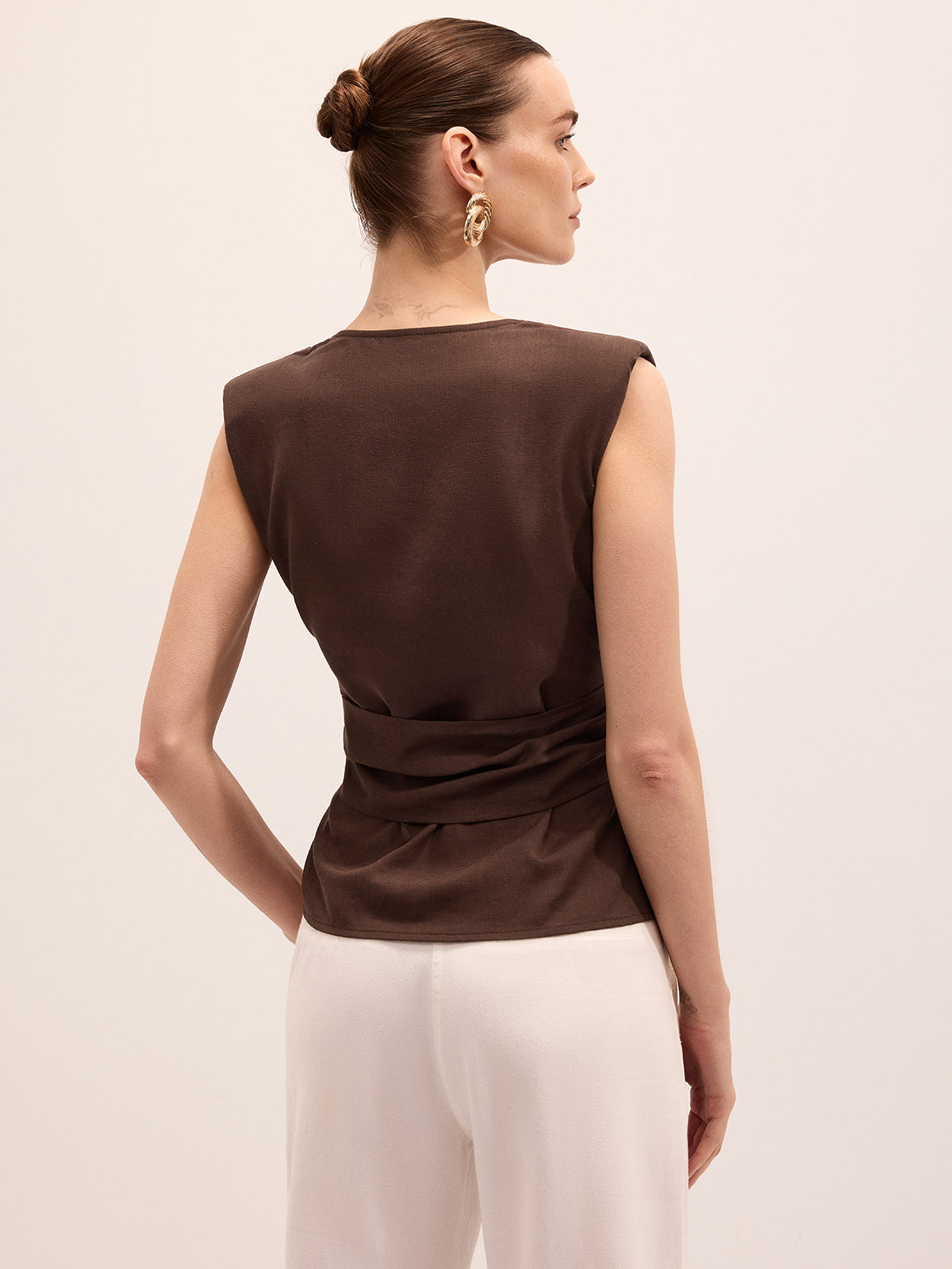 Leinenbluse mit V-Ausschnitt, ärmellos und Bindegürtel