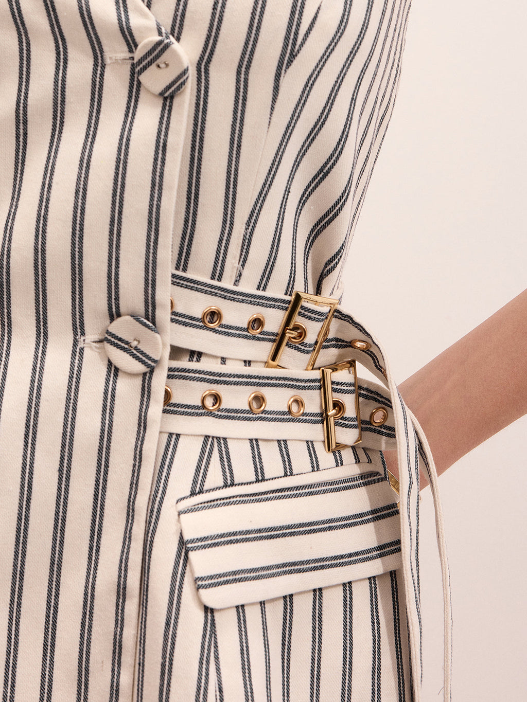 Halter Minikleid mit Streifen und doppeltem Gürtel