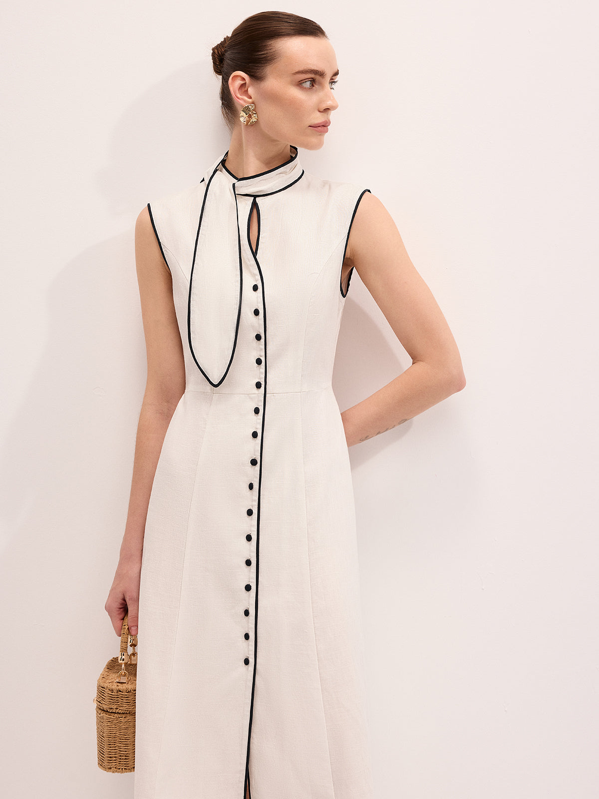 Robe longue en mélange de lin avec liseré contrastant et col à nouer