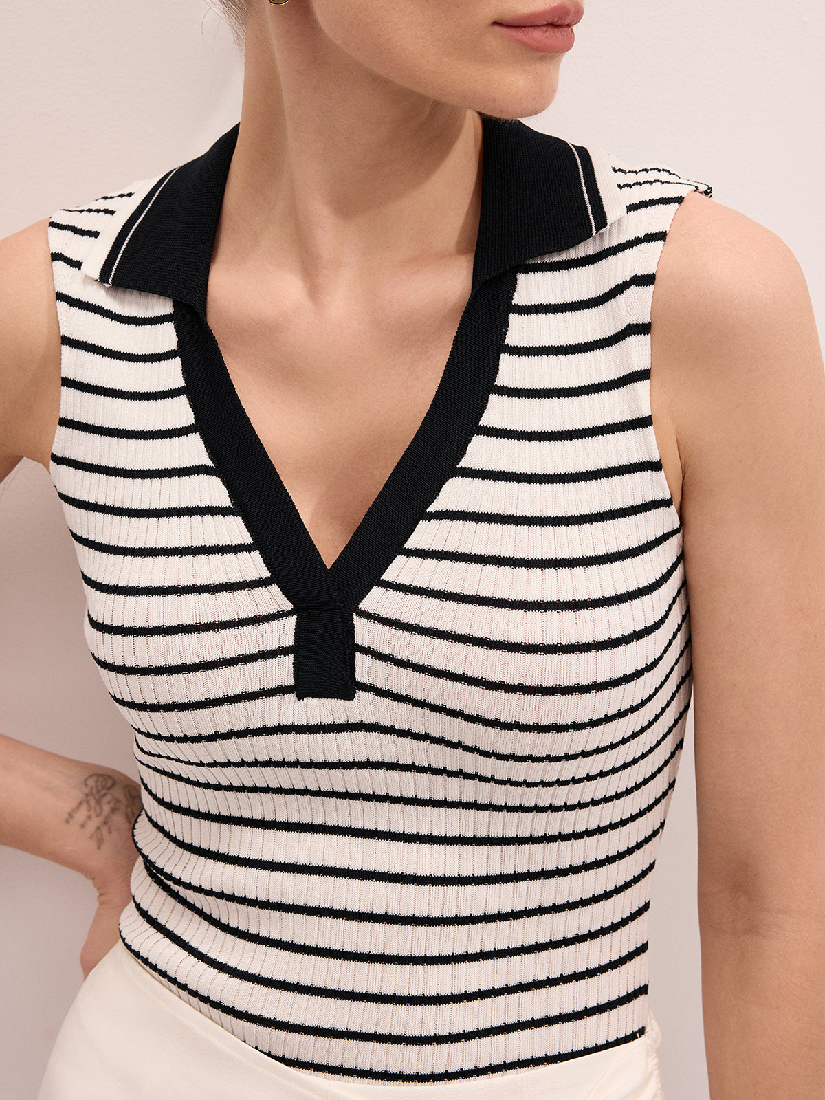 Gestreiftes ärmelloses Stricktop mit Kragen