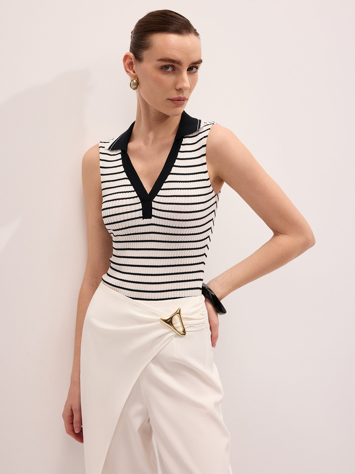 Gestreiftes ärmelloses Stricktop mit Kragen