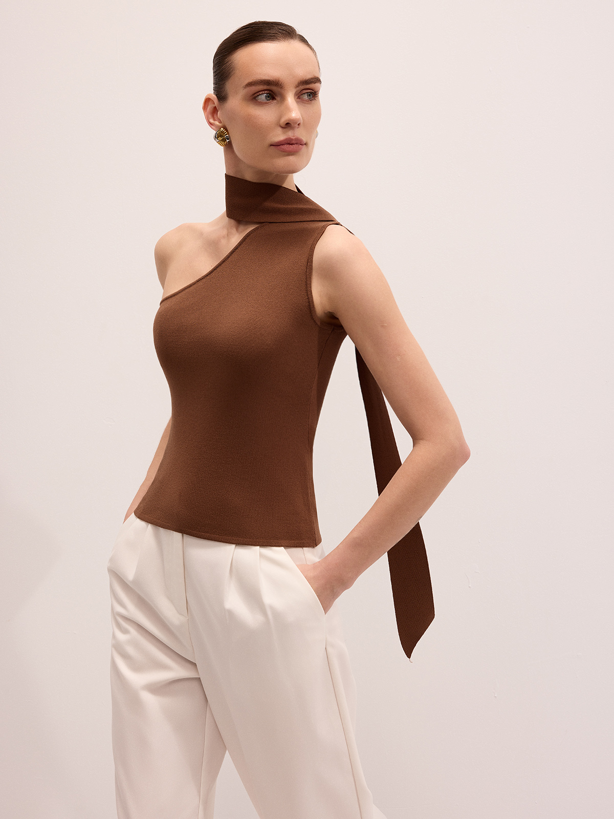 Haut en maille asymétrique à nouer sur une épaule