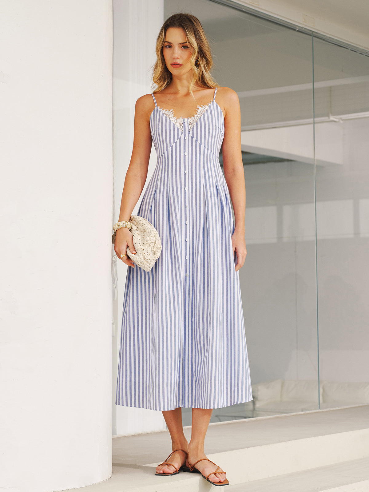 Robe longue à fines bretelles rayée avec dentelle