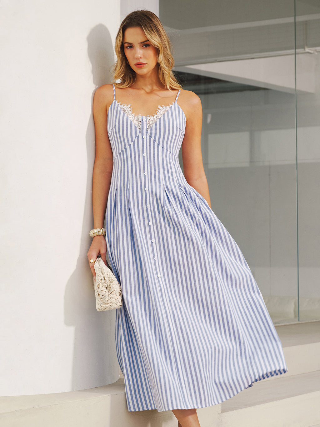 Robe longue à fines bretelles rayée avec dentelle