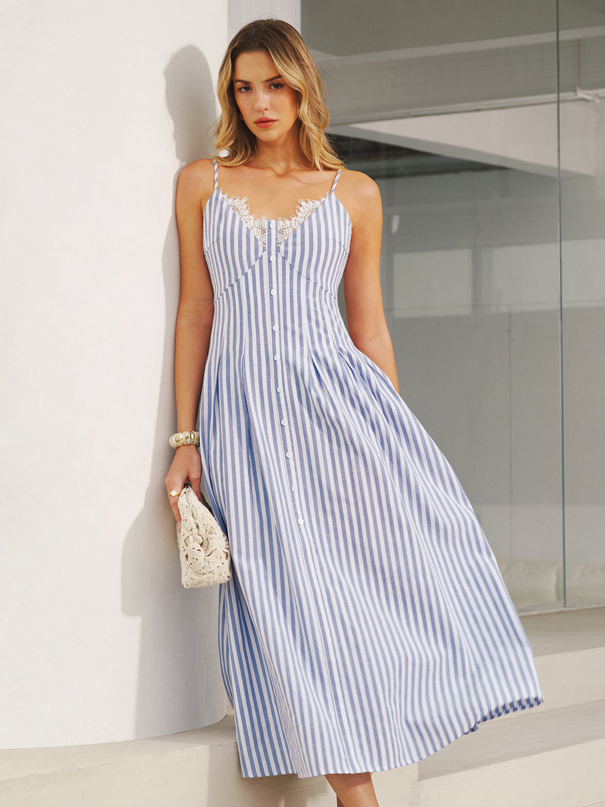 Robe longue à fines bretelles rayée avec dentelle