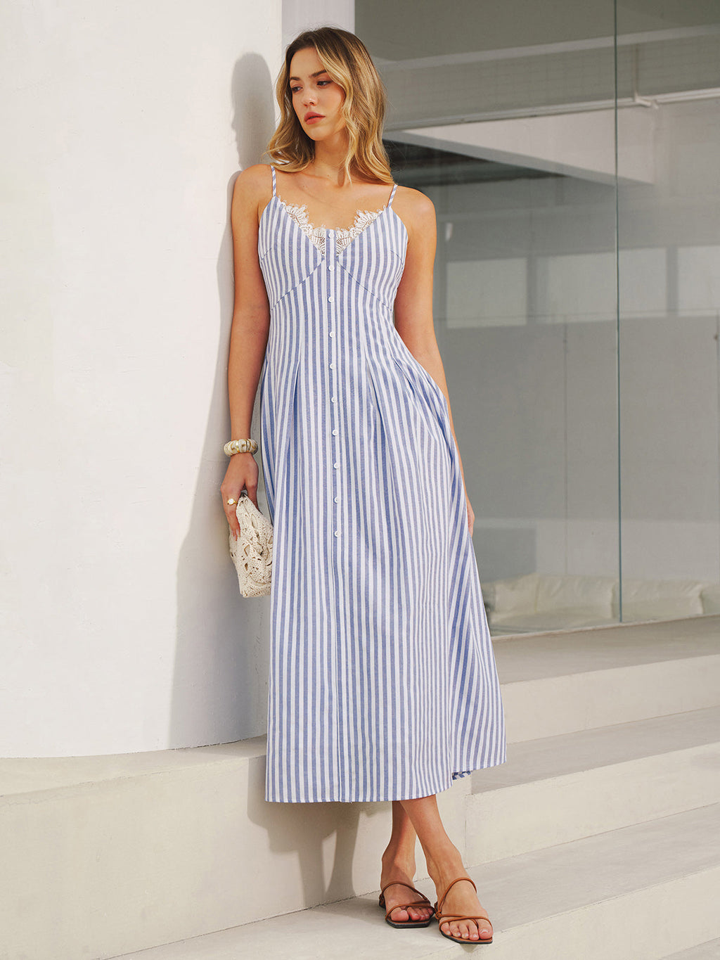 Robe longue à fines bretelles rayée avec dentelle