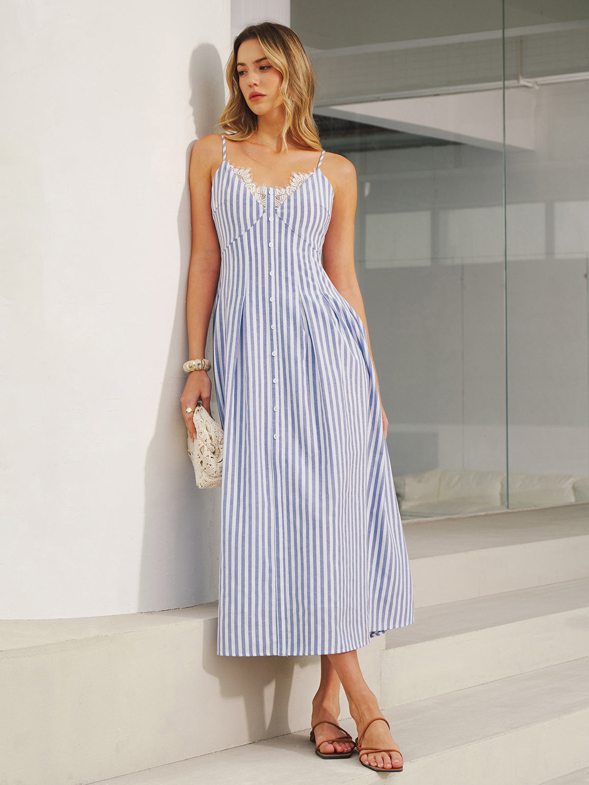 Robe longue à fines bretelles rayée avec dentelle