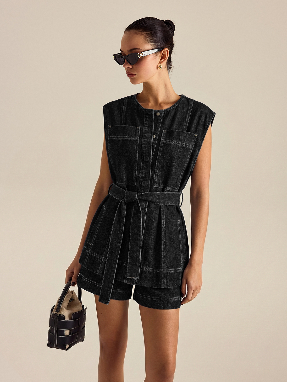 Ensemble gilet sans manches en jean ceinturé et short