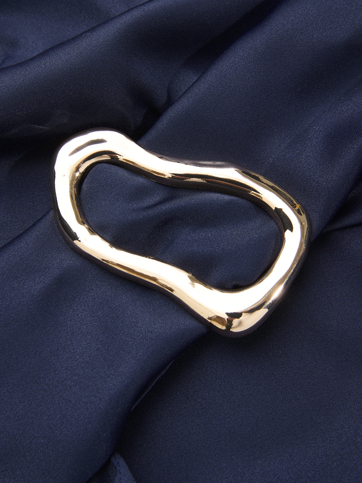 Haut en satin à manches courtes avec boucle en métal