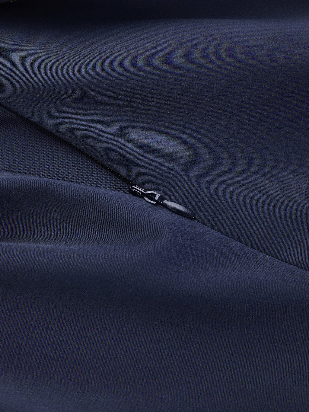Satin-Top mit Metallschließe und Flügelärmeln