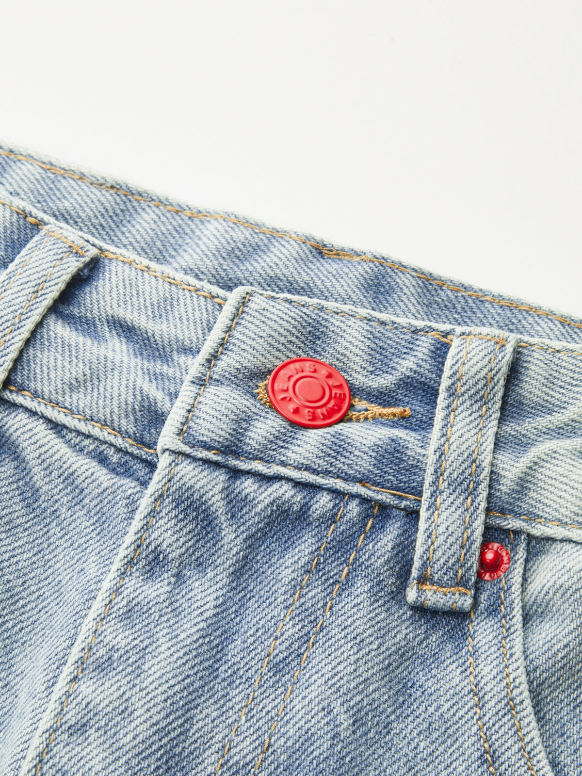 Jeans mit Seitenstreifen und geschwungenem Bein