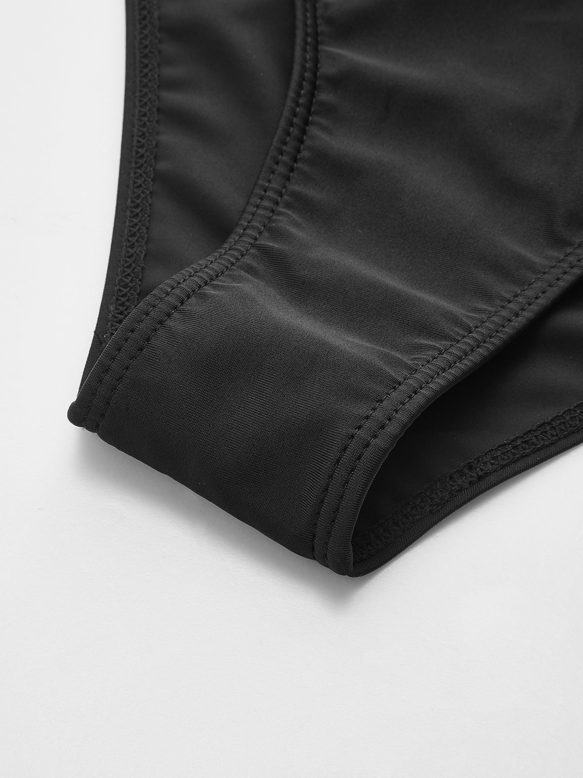 Zweifarbiger Neckholder-Bikini mit Twist-Detail
