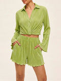 Plissiertes Crop-Shirt mit gedrehter Vorderseite und Shorts-Set