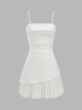 Mini-robe asymétrique à bretelles et ourlet plissé