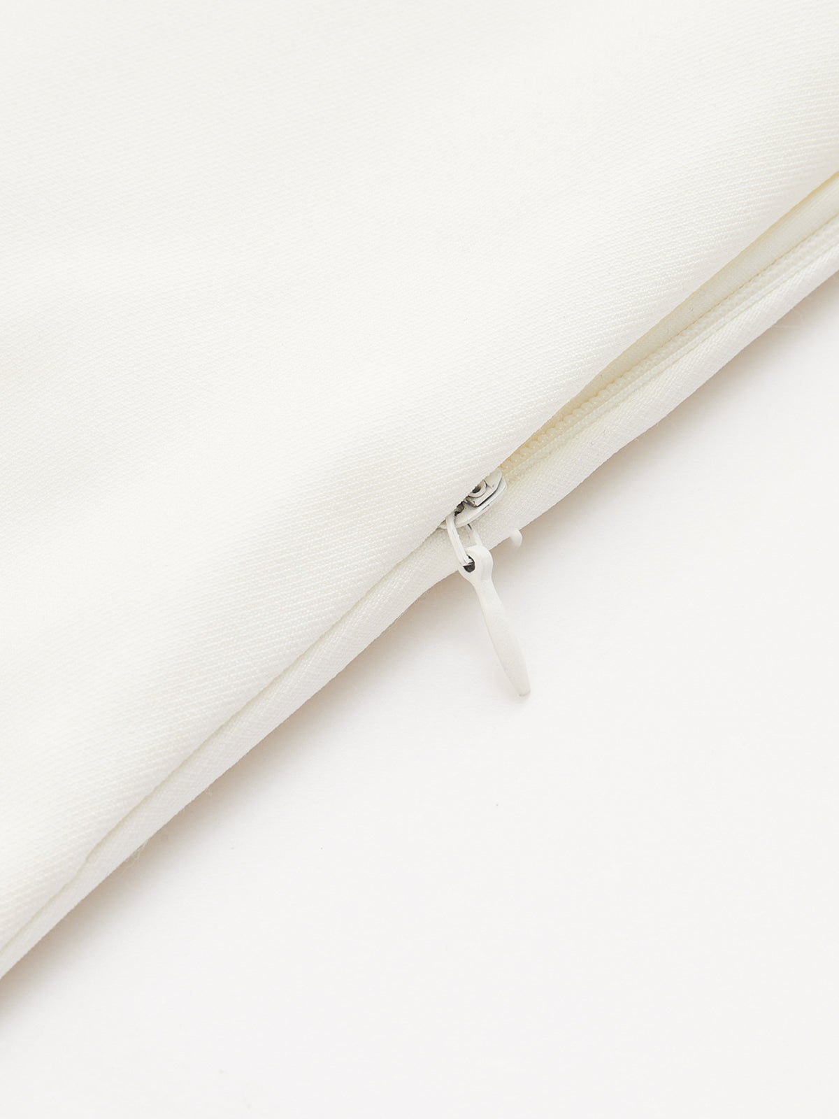 Mini-robe asymétrique à bretelles et ourlet plissé