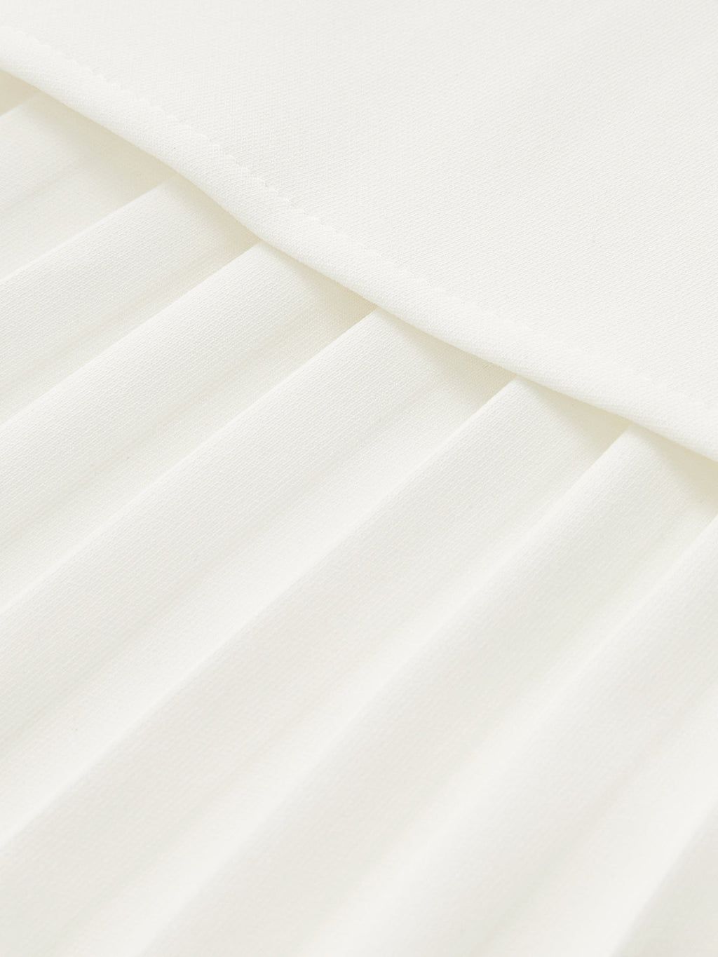 Mini-robe asymétrique à bretelles et ourlet plissé
