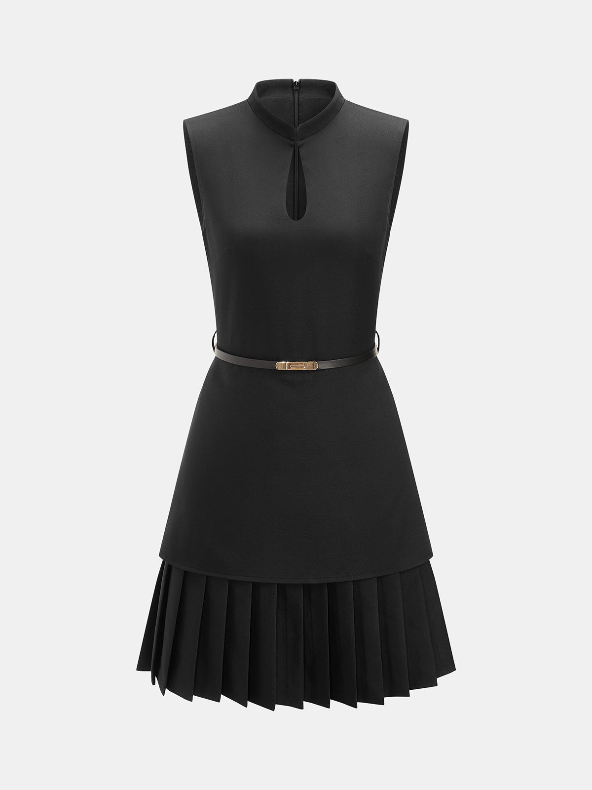 Mini-robe plissée sans manches avec découpe et ceinture