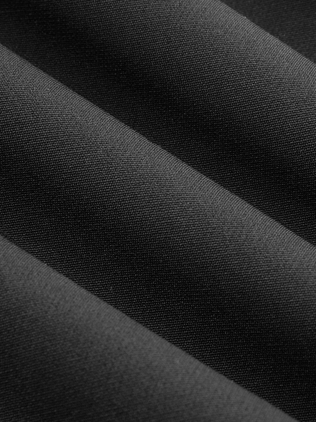 Mini-robe plissée sans manches avec découpe et ceinture