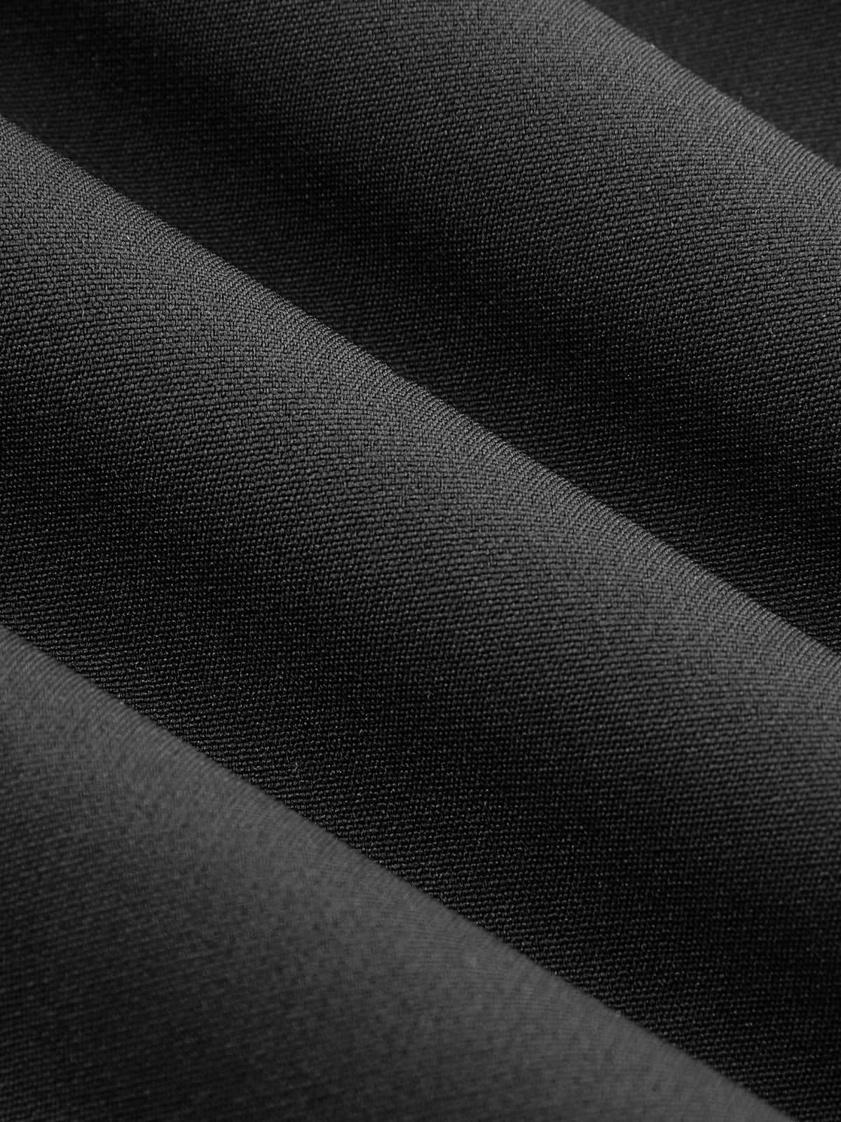 Mini-robe plissée sans manches avec découpe et ceinture