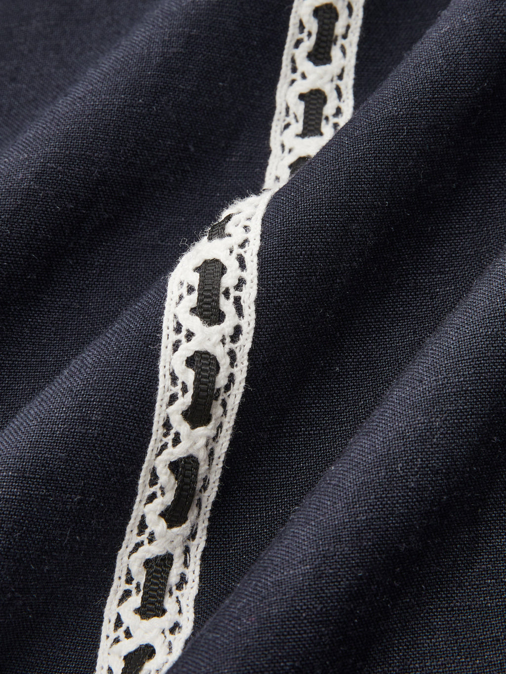 Robe midi sans manches à volants en dentelle contrastante