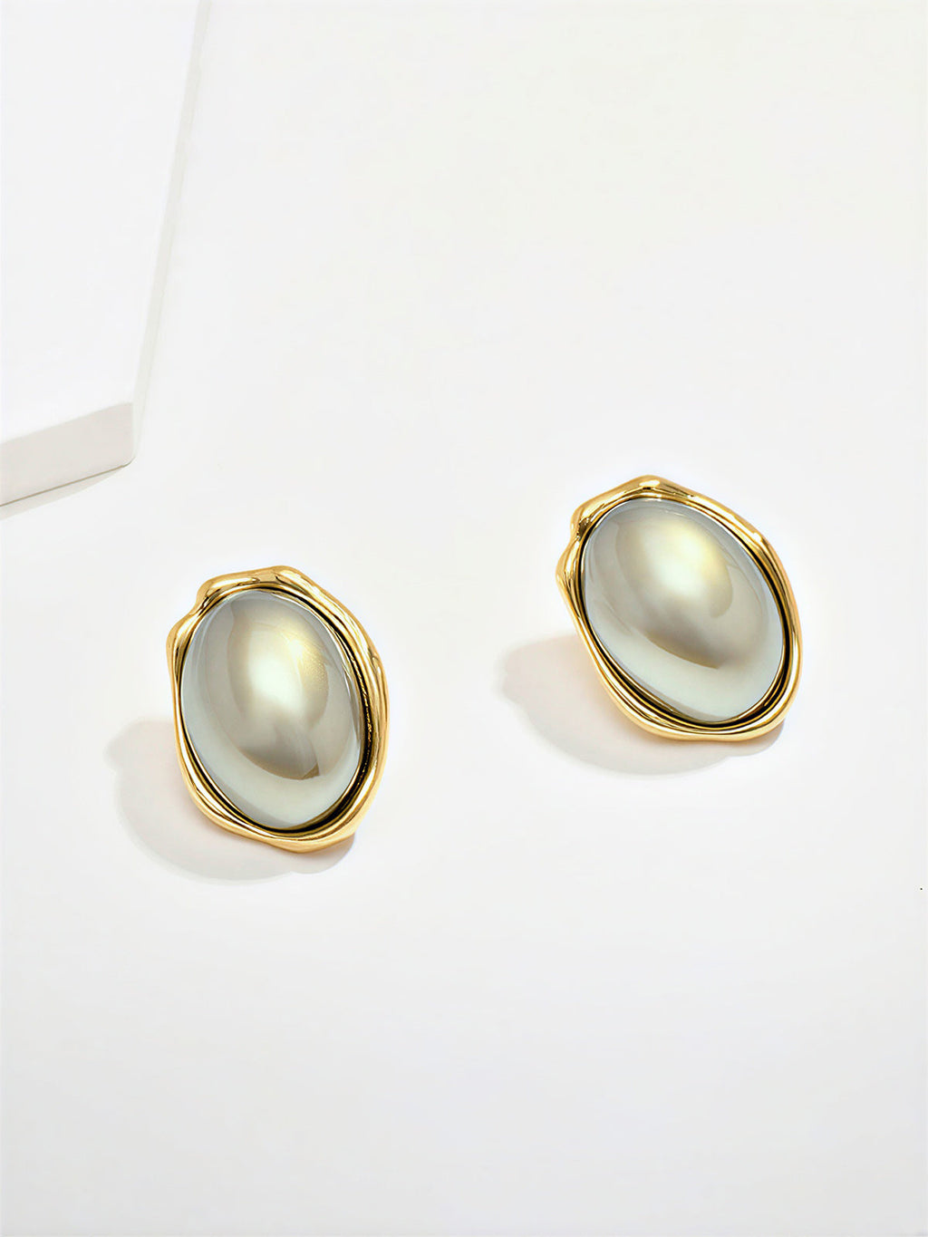 Boucles d'oreilles clous ovales à monture irrégulière