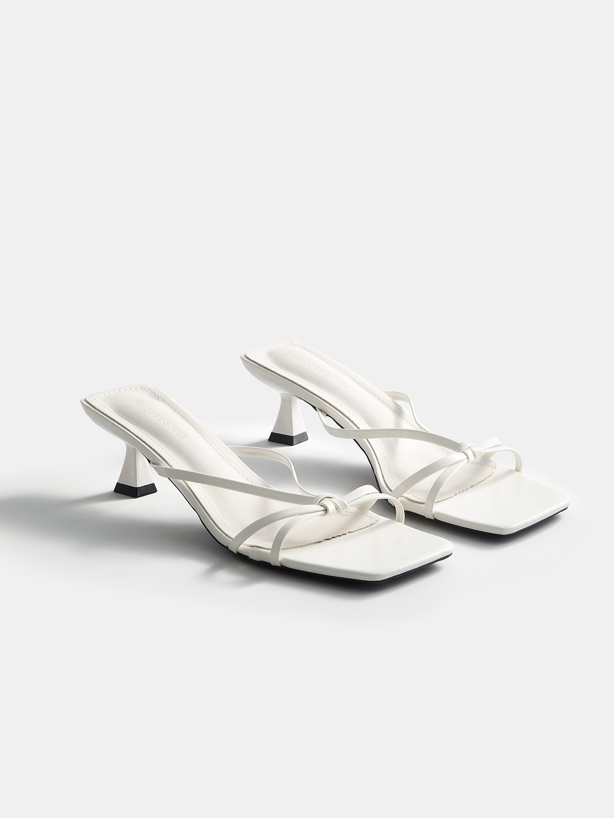 Mulesandalen mit eckiger Spitze und Kitten-Heel