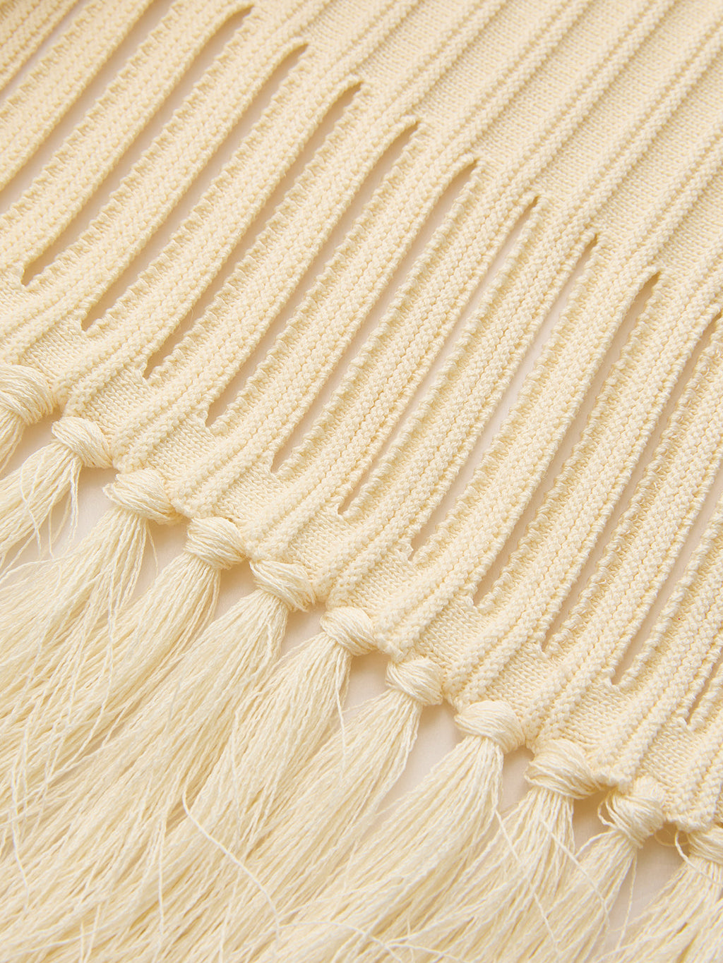 Ärmelloses Stricktop mit Fransen und einer Schulter