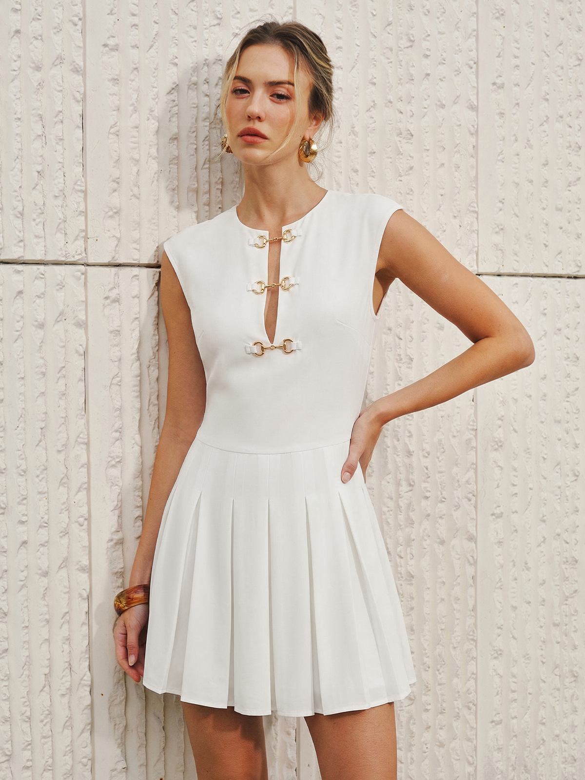 Mini-robe plissée sans manches à mors