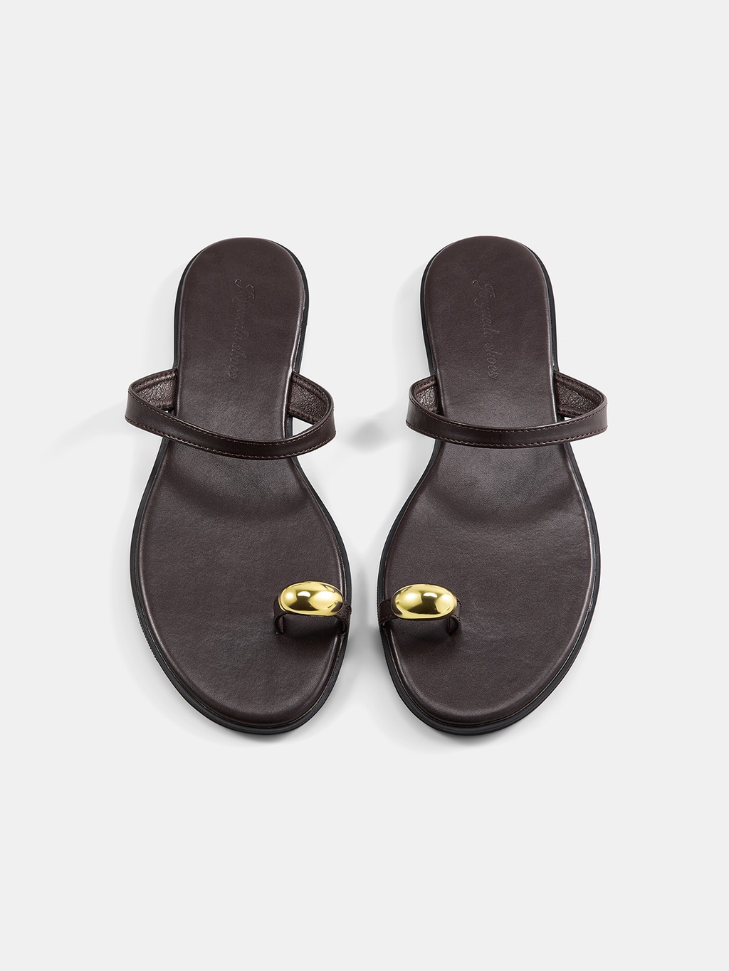 Flache Zehentrenner-Sandalen mit Metallakzent