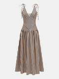 Gestreiftes Maxikleid mit V-Ausschnitt und Bindeträgern