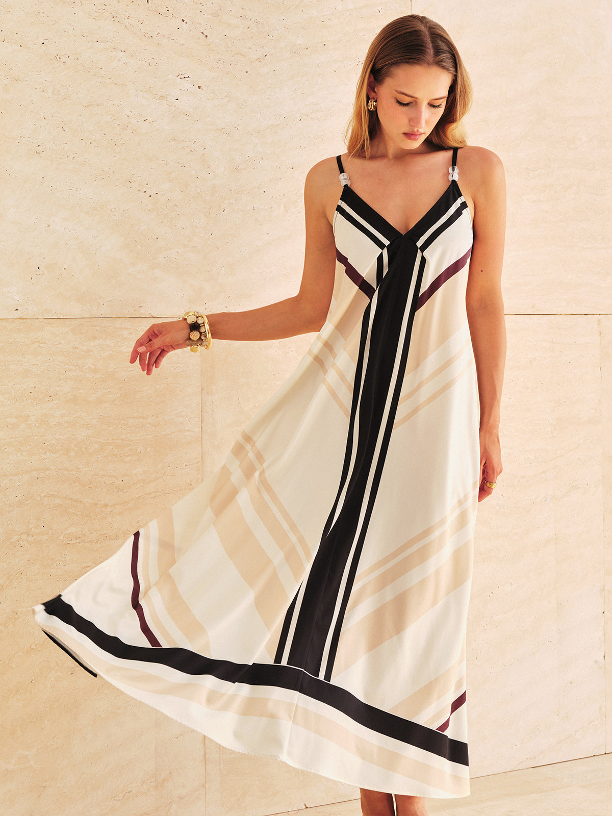 Robe longue caraco en satin à rayures géométriques