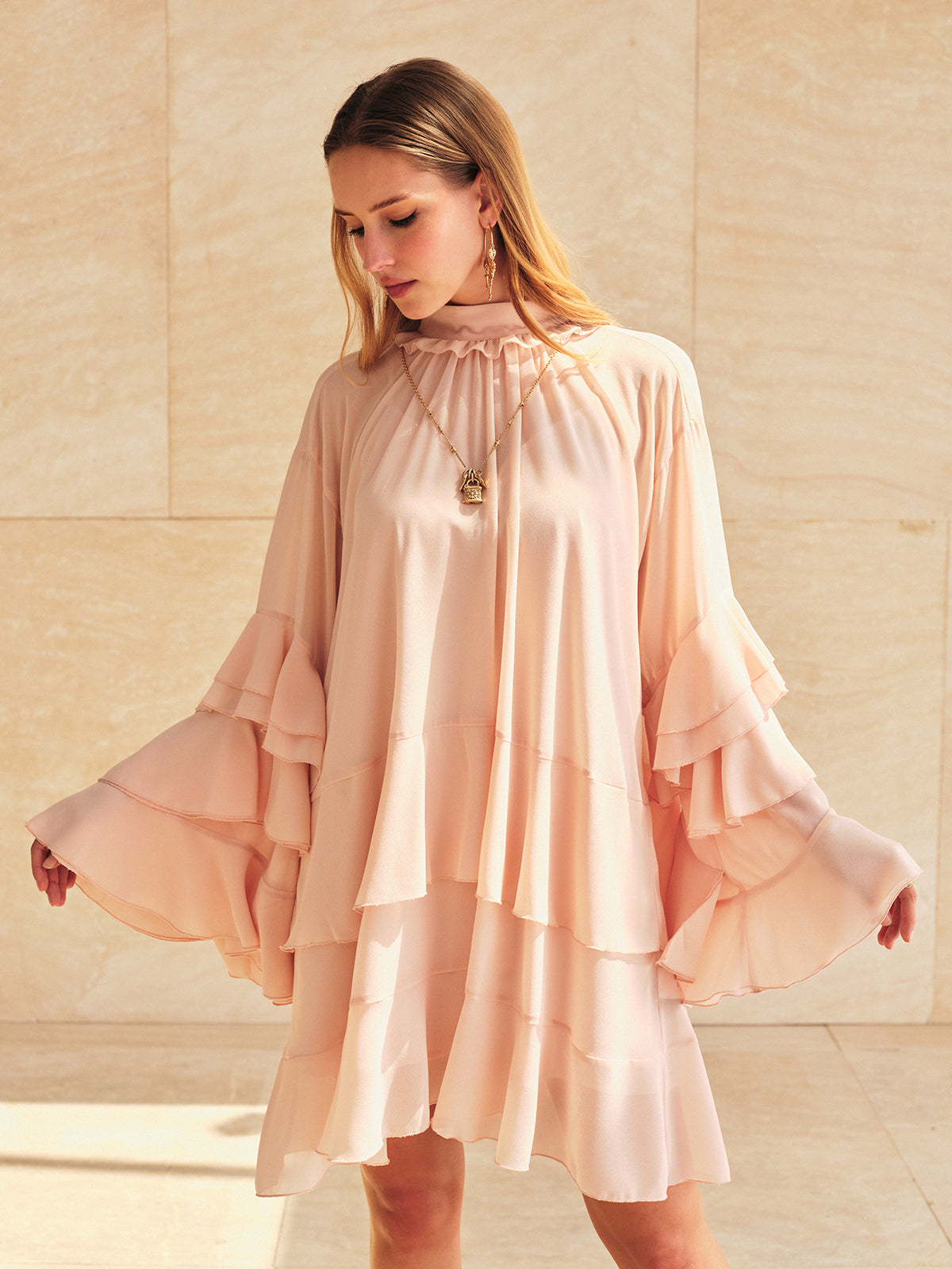 Mini-robe en mousseline vaporeuse à volants étagés