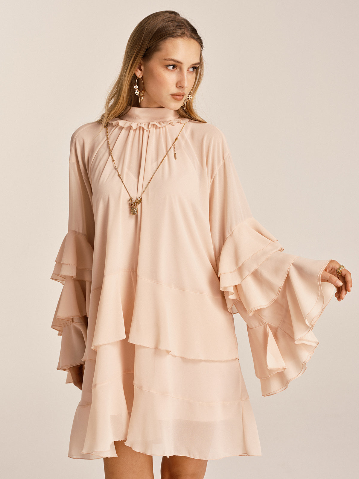 Mini-robe en mousseline vaporeuse à volants étagés