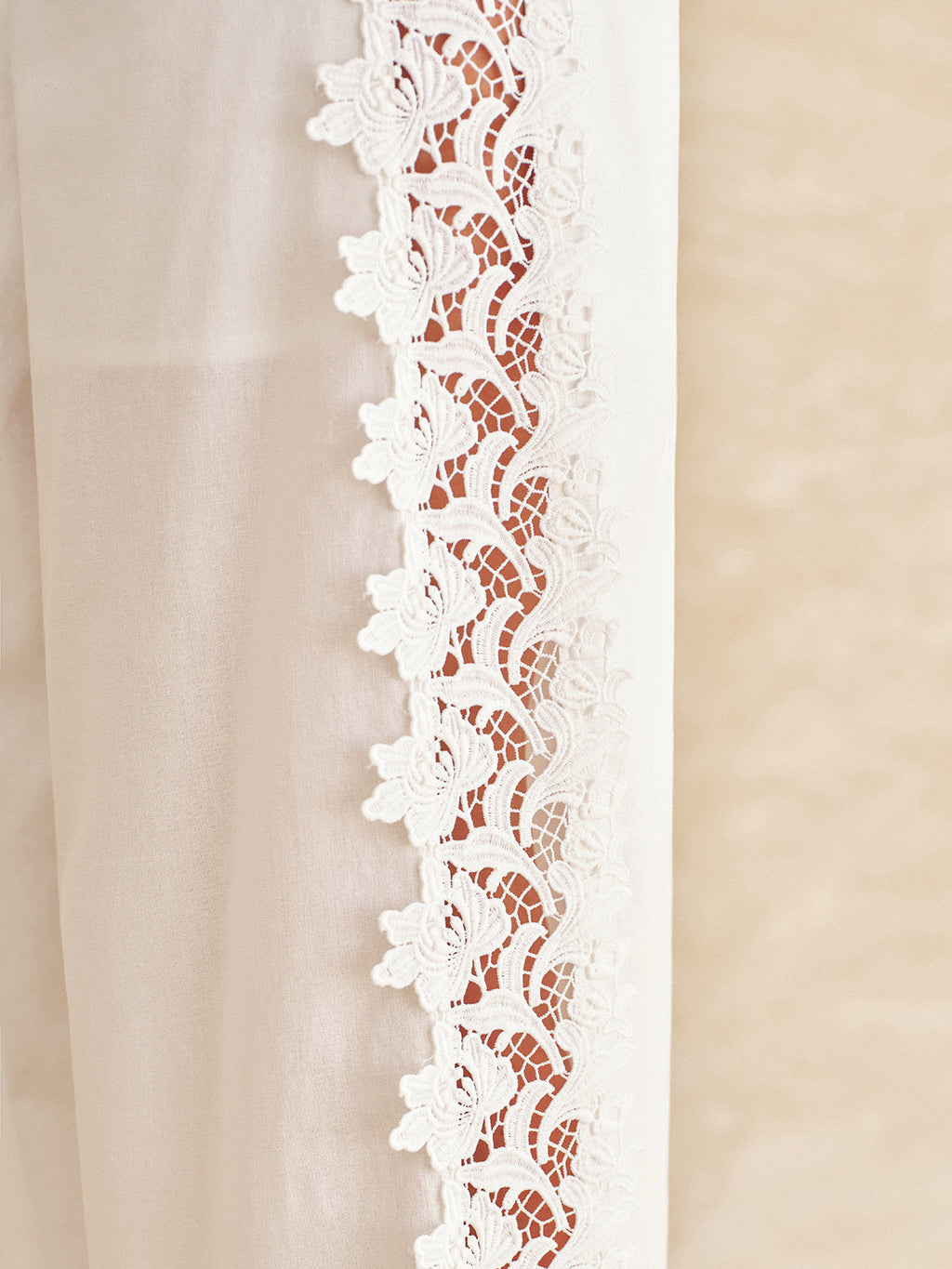 Ensemble top licou en coton et lin et pantalon bordé de dentelle
