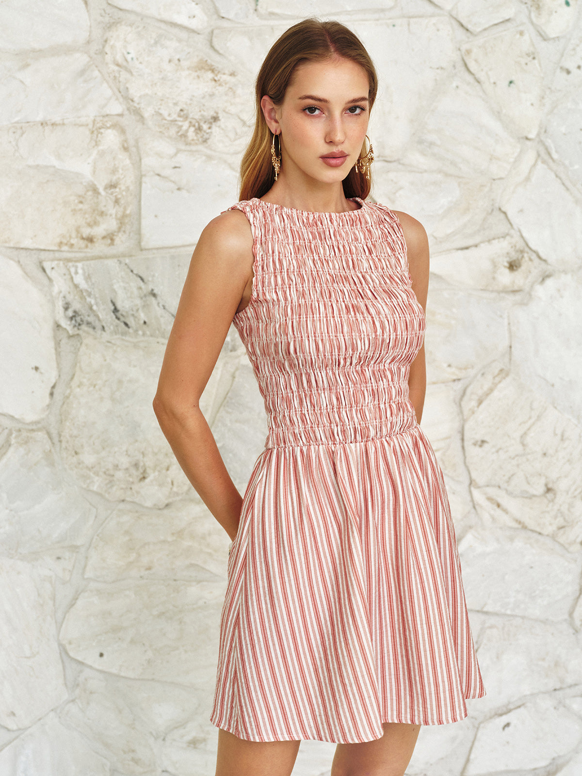 Gerafftes ärmelloses Mini-Kleid aus gestreifter Leinenmischung