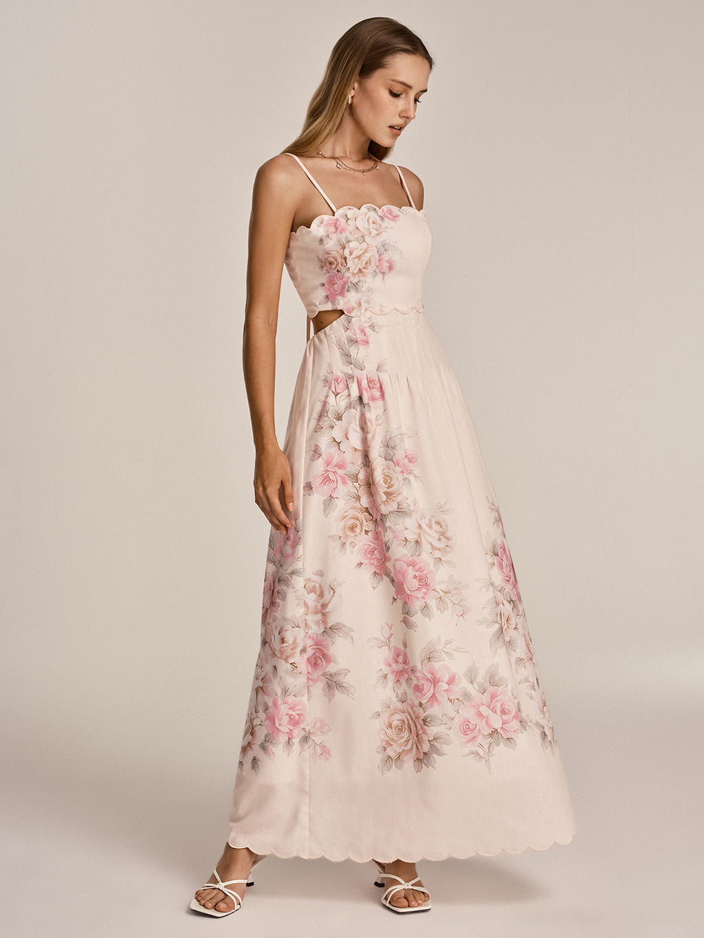 Robe longue à fines bretelles et découpes, imprimé floral