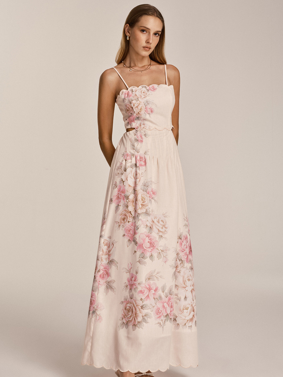 Robe longue à fines bretelles et découpes, imprimé floral